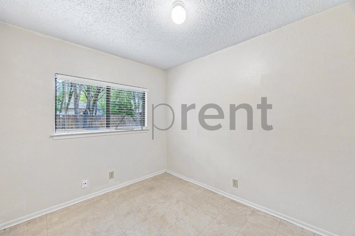 Building Photo - Unit