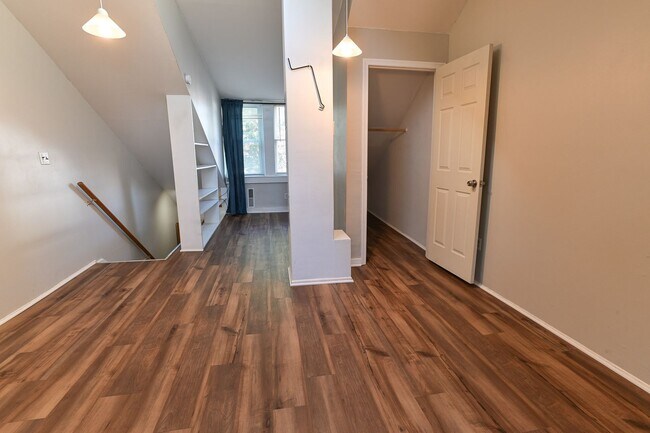 Building Photo - Adorable 2 Bedroom Single Family on Penn St