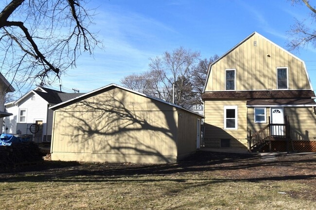 Building Photo - 3 Bedroom 2 Bathroom 2 Stall Garage