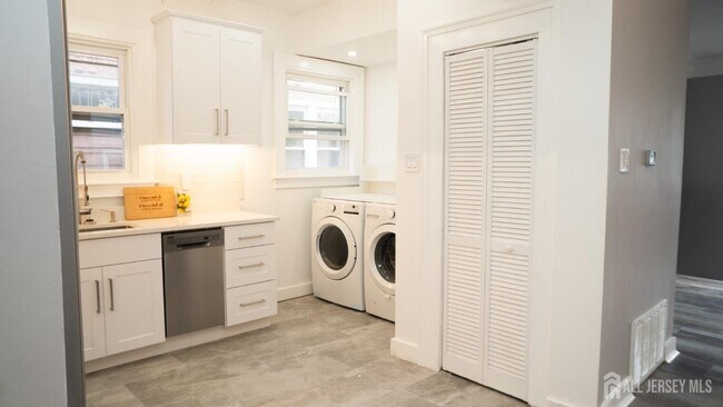 Building Photo - 65-65 Poe Ave