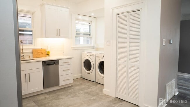 Building Photo - 65 Poe Ave