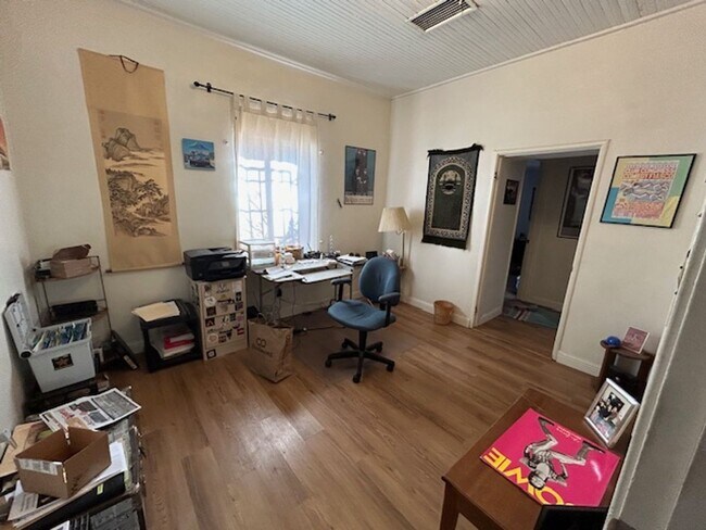 Building Photo - 3 bedrooms-1 bath - on 4th Ave