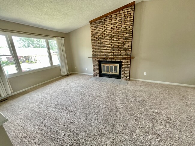 Building Photo - 105 Colony Dr