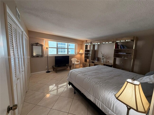 Building Photo - 4100 Galt Ocean Dr
