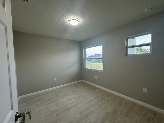 Building Photo - "Spacious 3-Bedroom Duplex Oasis with 2 Fu...