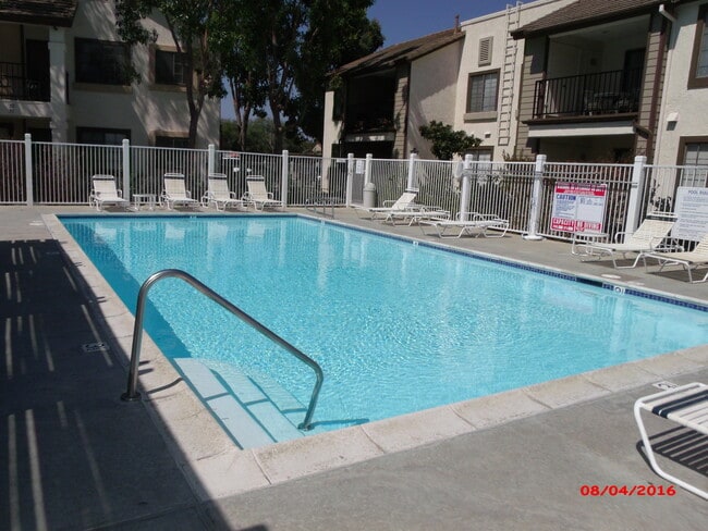 Building Photo - Highly Updated 2-Bedroom Condo in Prime Mi...