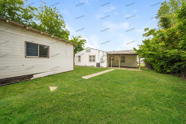 Building Photo - 804 Proctor Pl