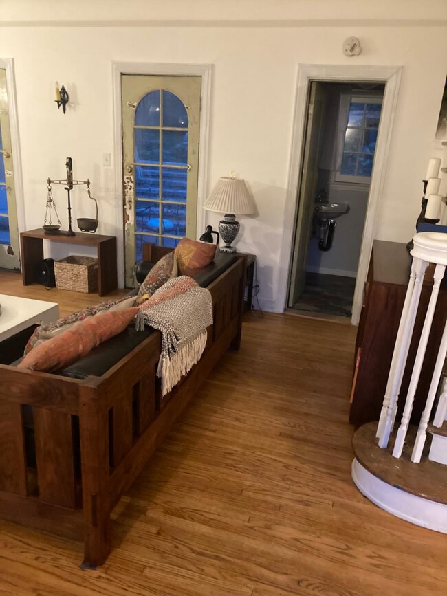 Building Photo - 1549 Rendall Pl