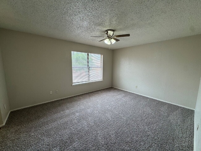 Building Photo - Beautiful Duplex in West Lubbock