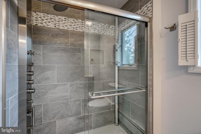 Building Photo - 427 Greenwood Rd