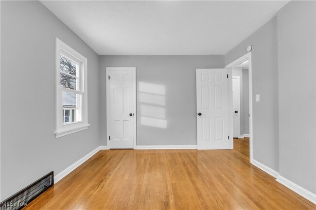 Building Photo - 650 E 250th St