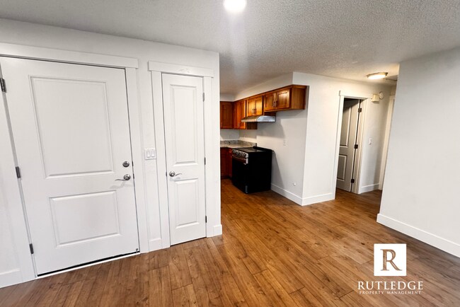 Building Photo - 855 E 9th St