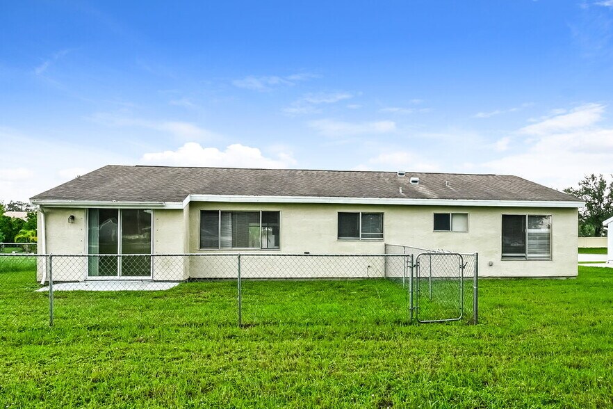 Building Photo - 2396 Roxbury Cir