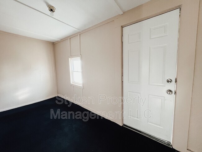 Building Photo - 185 N Entrance Ave