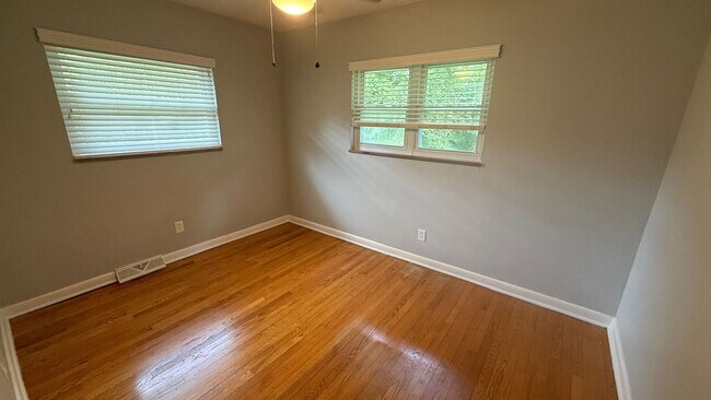 Building Photo - Single Family Three Bedroom in South Hills
