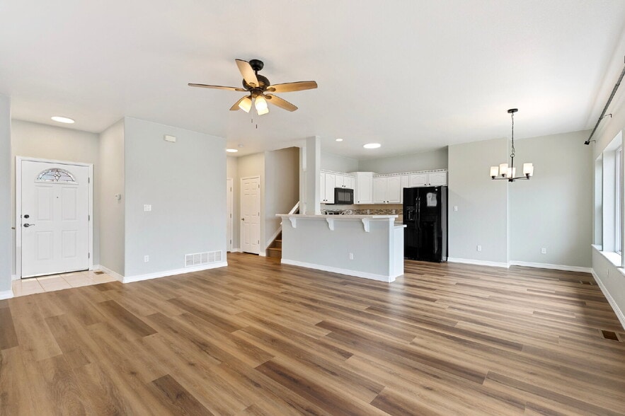 Building Photo - Updated Townhome with Views – Minutes to P...
