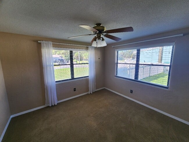 Building Photo - Beachside 3/2/1 Spacious Home