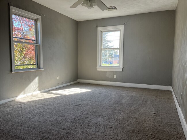 Building Photo - 1077 Main St