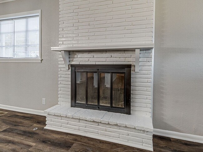 Building Photo - Move in special / First months rent is $800