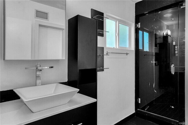 Building Photo - 16922 Oak View Dr