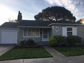 Building Photo - Charming 2 Bedroom Home Close to Downtown
