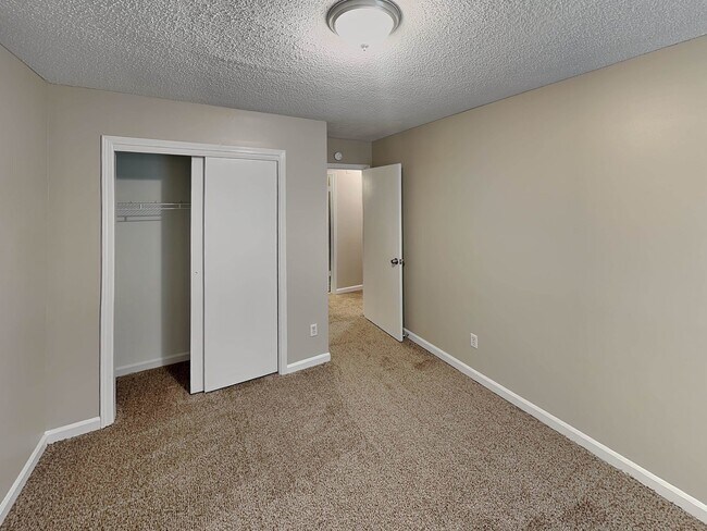 Building Photo - 1017 Hawkview Dr