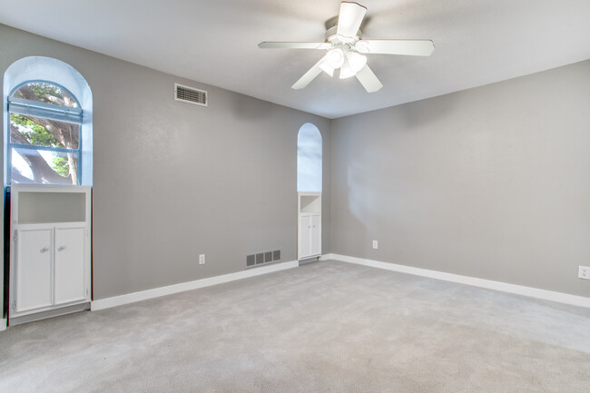 Building Photo - 9810 Crest Meadow Dr