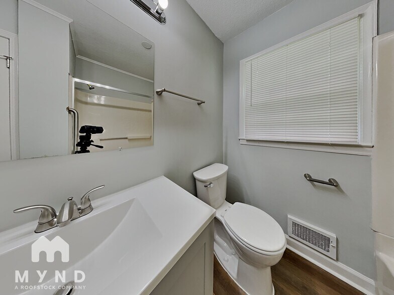 Building Photo - 1439 Sherwood Dr