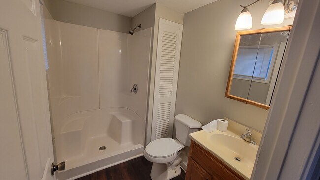 Building Photo - 3 bed, 2 bath HOUSE for RENT