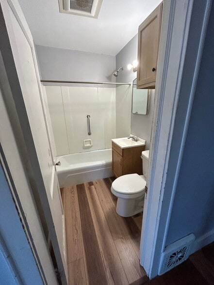 Upstairs bath - 821 Minnesota Ave
