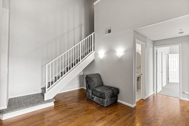 Building Photo - Awesome Penthouse Condo in Town Center Terrace!