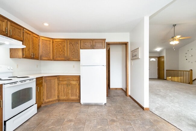 Building Photo - Large town house for rent!