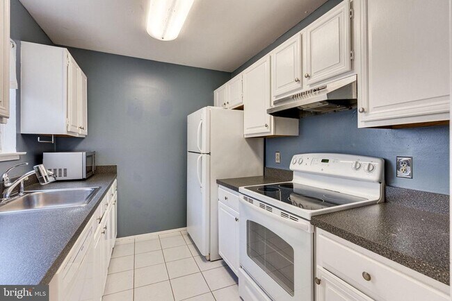 Building Photo - 2374 Hunters Square Ct