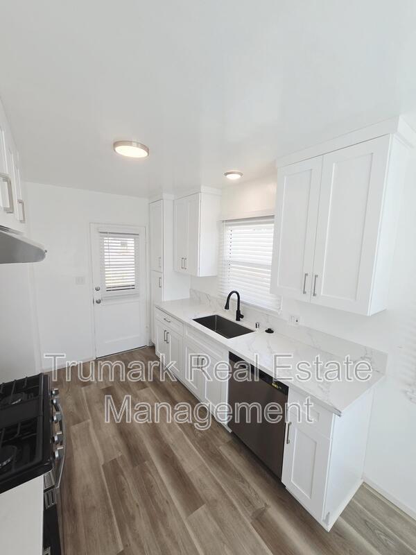 Building Photo - 2427 N Brighton St