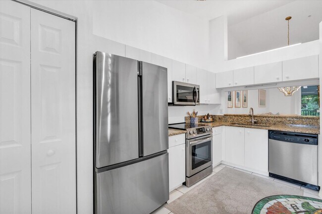 Building Photo - ***ANNUAL UNFURNISHED***NOW AVAILABLE***NO...