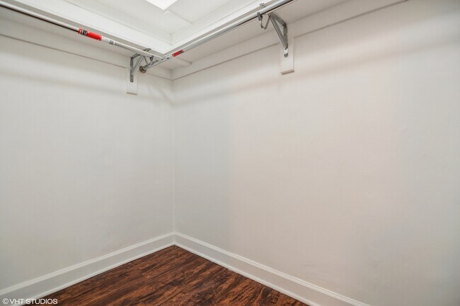 Building Photo - 644 W Wrightwood Ave