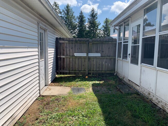 Building Photo - CONTRACT PENDING!!Spacious 2-story, 3 bed/...