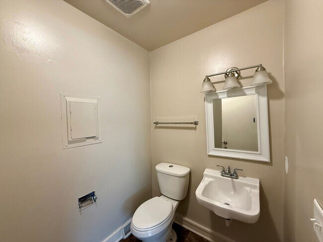 Building Photo - 2424 W Savannah St
