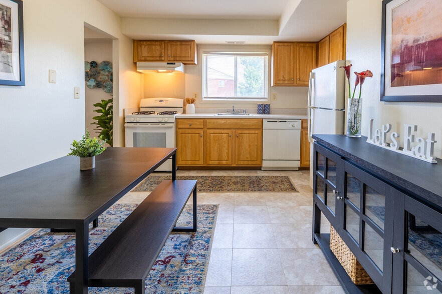 The Downing 2BR, 1BA - 1,012SF- Eat In Kitchen - Arbuta Arms Apartments*