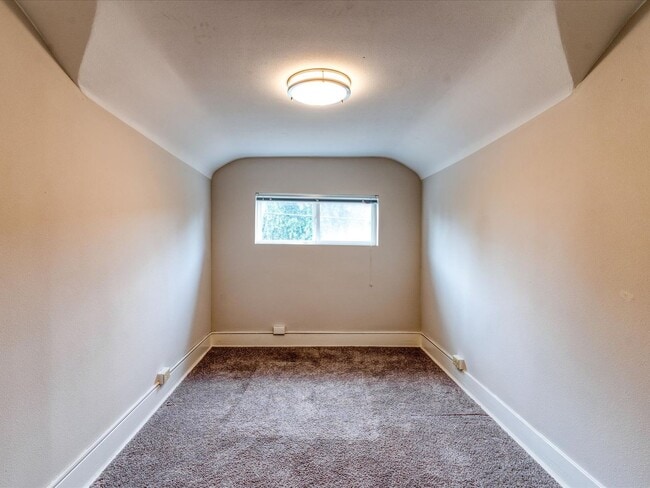 Building Photo - Beautifully remodeled corner lot Roosevelt Home