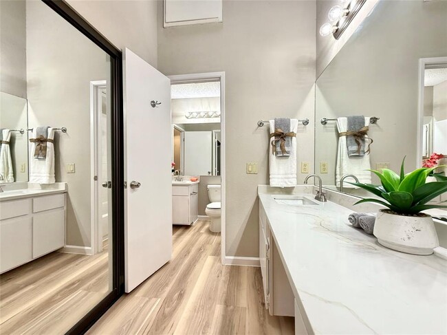Building Photo - 7122 Wood Hollow Dr