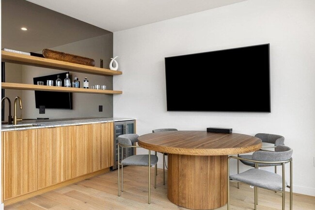 Building Photo - 910 W Johanna St