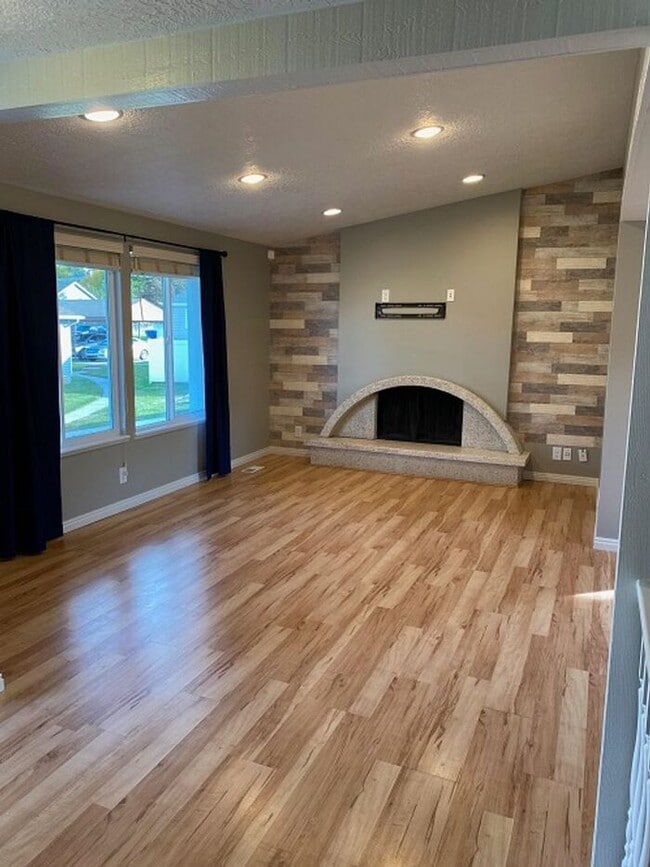 Building Photo - West Valley Nice 4 bed 2 bath Family Home