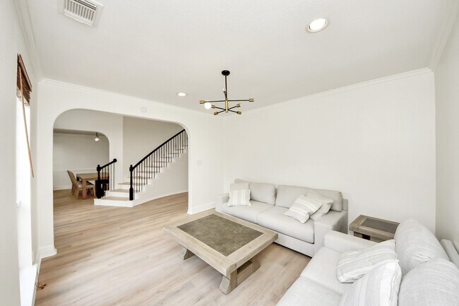 Building Photo - 527 Little River Ct