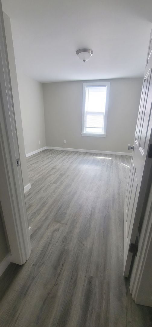 Building Photo - 2 Bedroom House Available With Backyard
