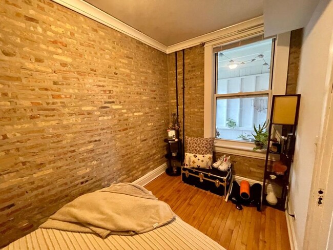 Building Photo - 2 bedroom in Chicago IL 60626