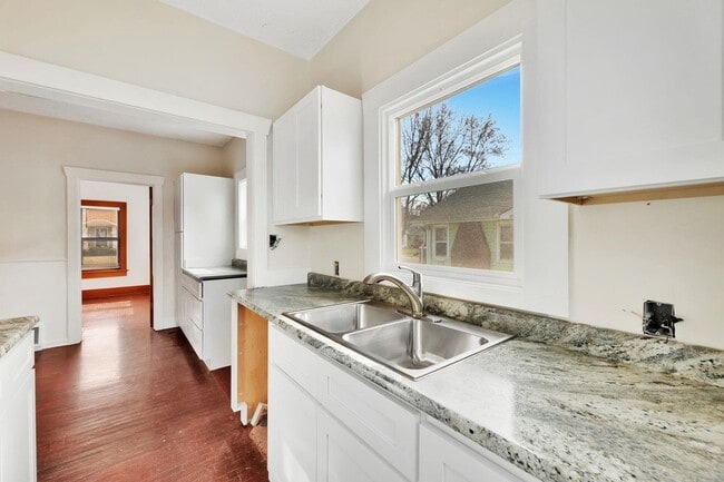 Building Photo - 637 S Holyoke St