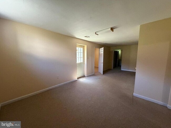 Building Photo - 407 Tamarack Cir