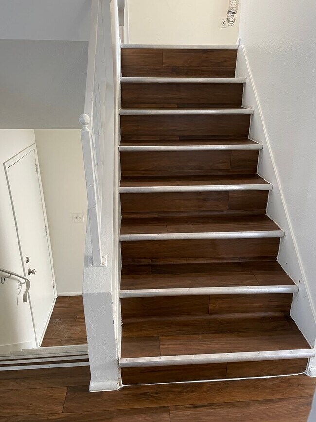 Building Photo - 3-Bedroom 1.5 Bath Twin-Home