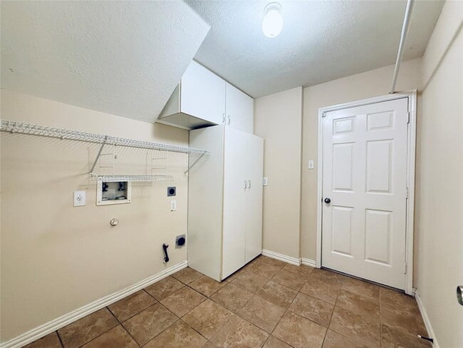 Building Photo - 2110 Winding Springs Dr